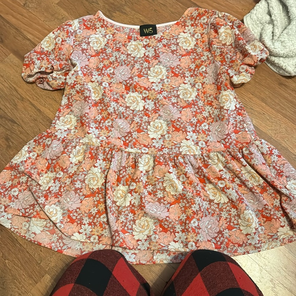 W5 cute woman’s blouse!! Size medium 🩷